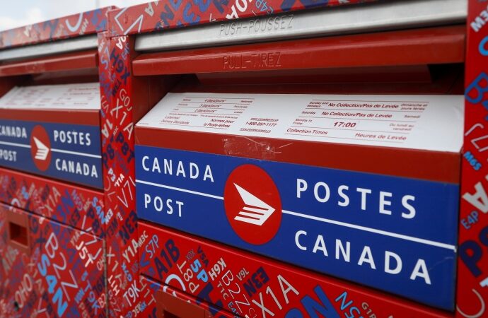 Canada Post breaking law by gathering info from envelopes, parcels: watchdog