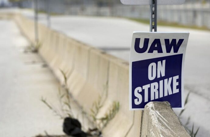 Workers at Mack Trucks reject contract and join the thousands of UAW picketers already on strike